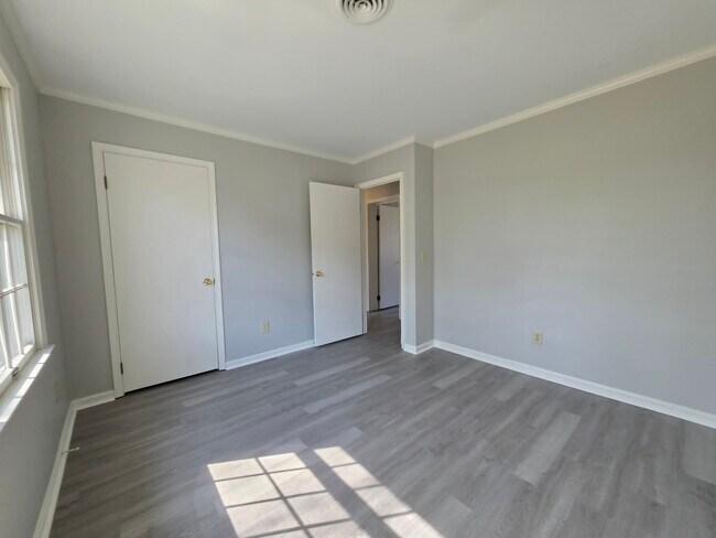 Building Photo - 830 Larch Way