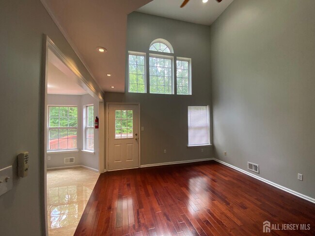 Building Photo - 120 Briarwood Dr