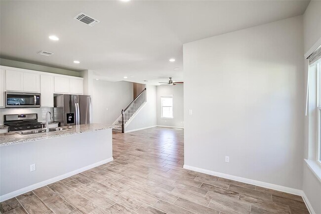 Building Photo - 1301 Low Branch Ln