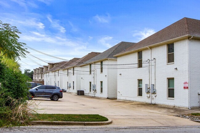 Building Photo - 2713 McCart Ave