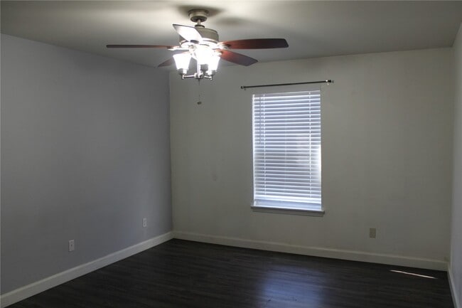 Building Photo - 2200 Spring Creek Ln