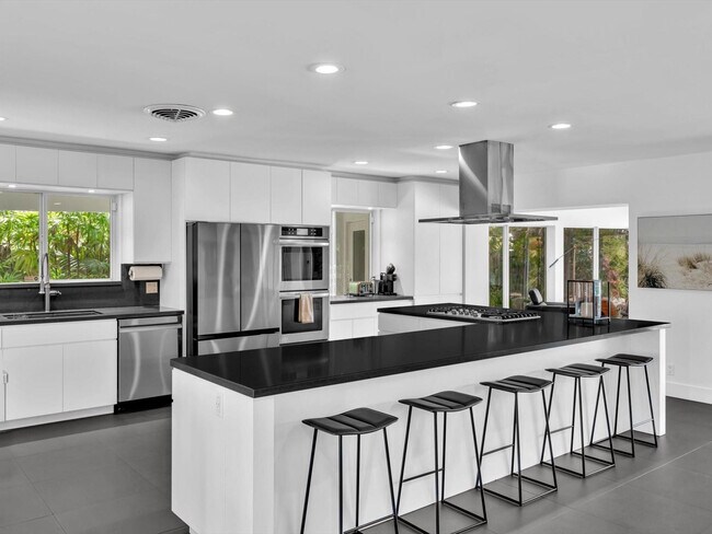 Building Photo - 1640 NE 43rd St