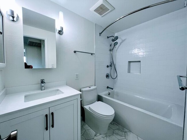 Building Photo - 3 Bed / 2 .5 Bath Home with Private Yard i...