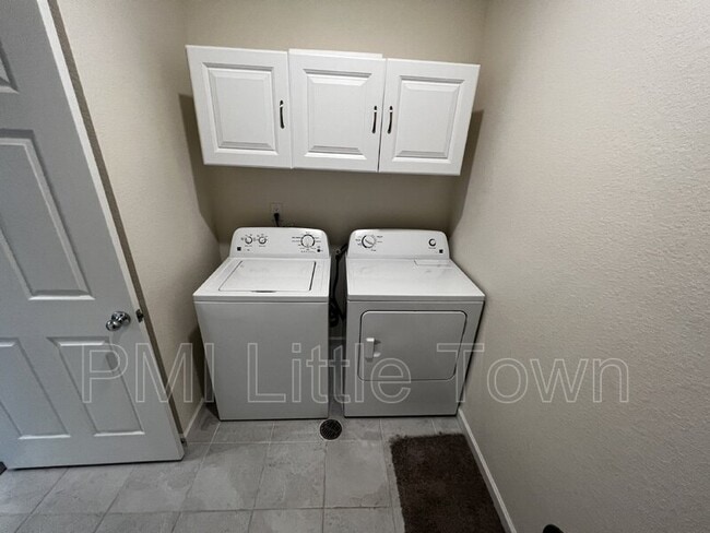 Building Photo - 23588 E Ida Dr