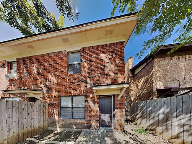 Building Photo - 934 Southmoor Dr