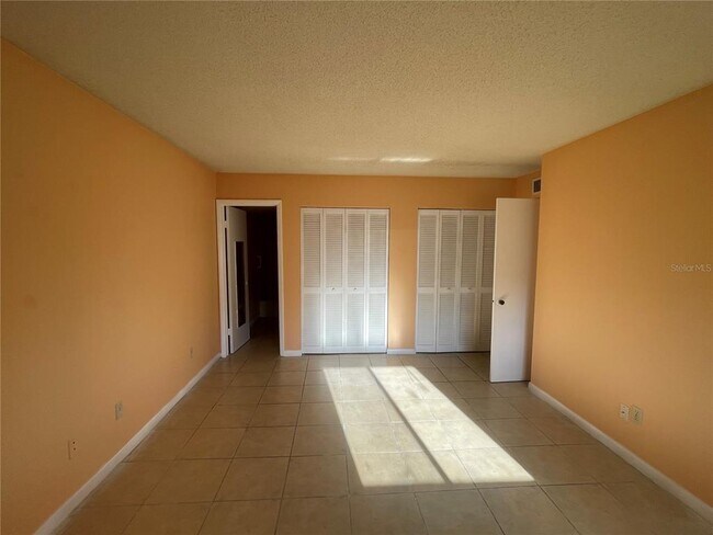 Building Photo - 549 Fairways Dr