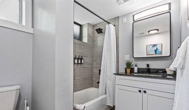 Building Photo - 444 N Oakley St