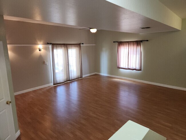 Building Photo - 93 S Rainbow Dr