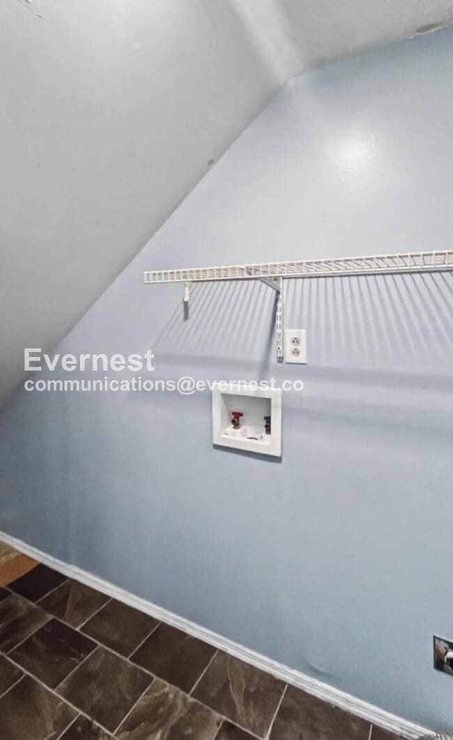 Building Photo - 3309 Pinewood Terrace