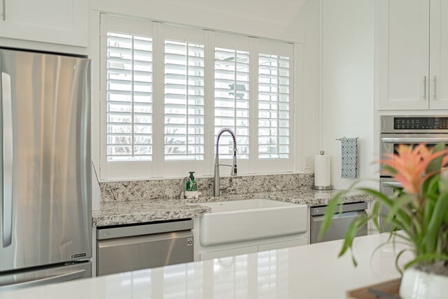 Building Photo - 949 Greenwillow Ln