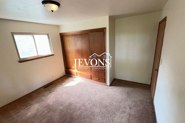 Building Photo - Available Now! 4-bedroom, 2-bathroom house in SeaTac