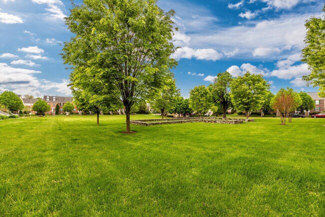 Building Photo - Desirable Two Level Condo For Lease - Not Pet Friendly