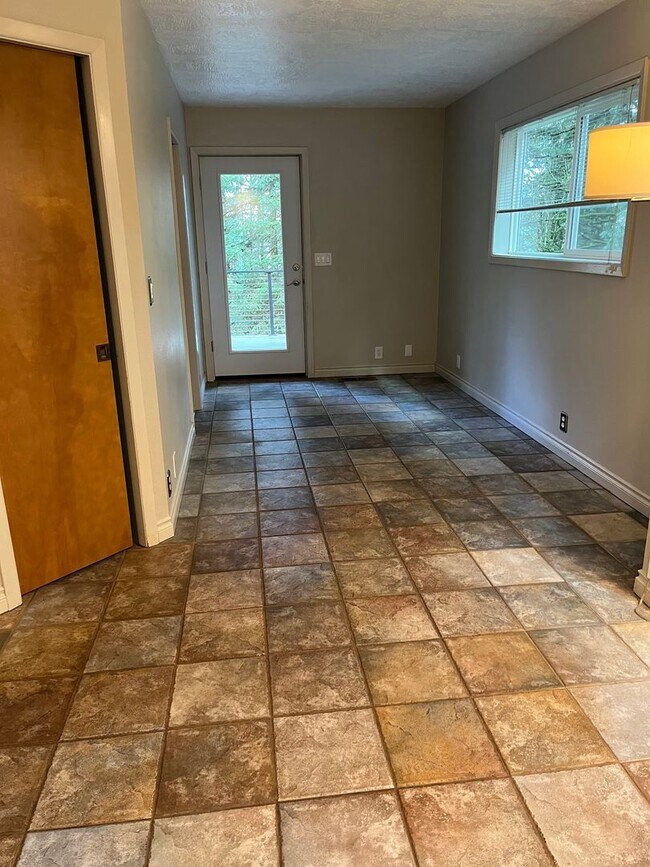 Building Photo - Beautiful Large 1 Bedroom Apartment in McMinnville