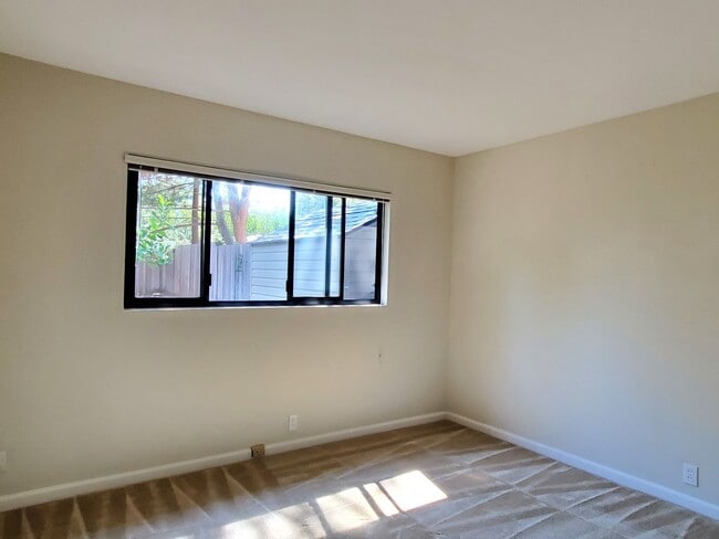 Building Photo - Cute Single Family Home, Newer kitchen, Ne...