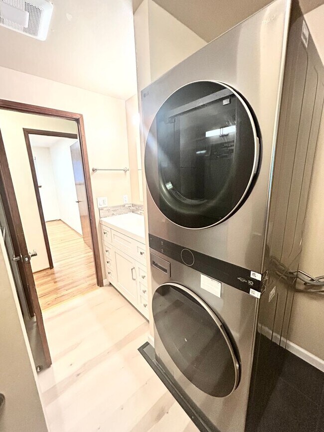 Building Photo - Beautiful Garden Entrance 4 bedroom home in Seattle, minutes away from major highways.