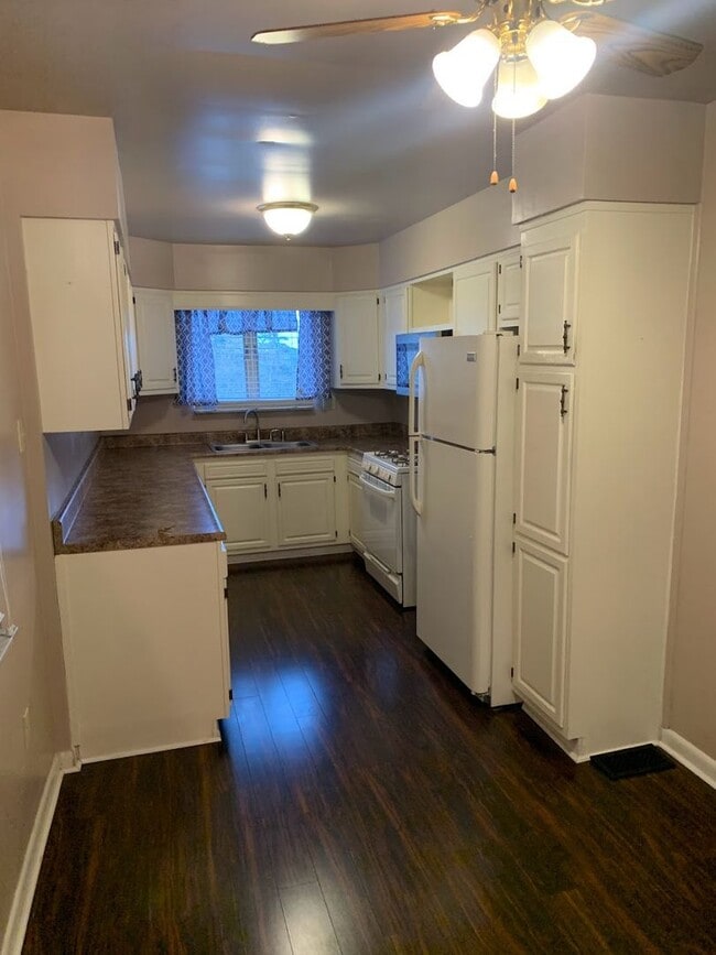 Building Photo - Beautiful Renovated 3/1.5 Home in Beechvie...