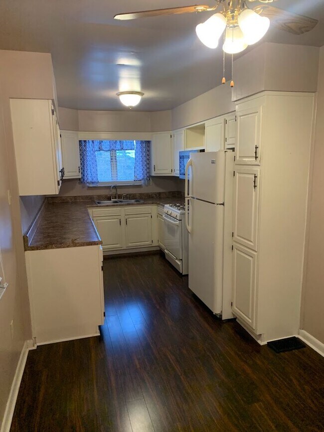 Building Photo - Beautiful Renovated 3/1.5 Home in Beechview - Available NOW