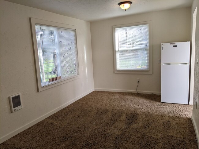 Building Photo - Nice Studio Apartment In Springfield!