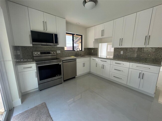 Building Photo - 20627 NE 9th Pl