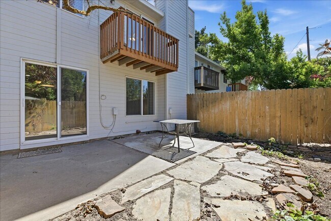Building Photo - 3 Bedroom 2.5 Bathroom Townhouse in Southeast Boise