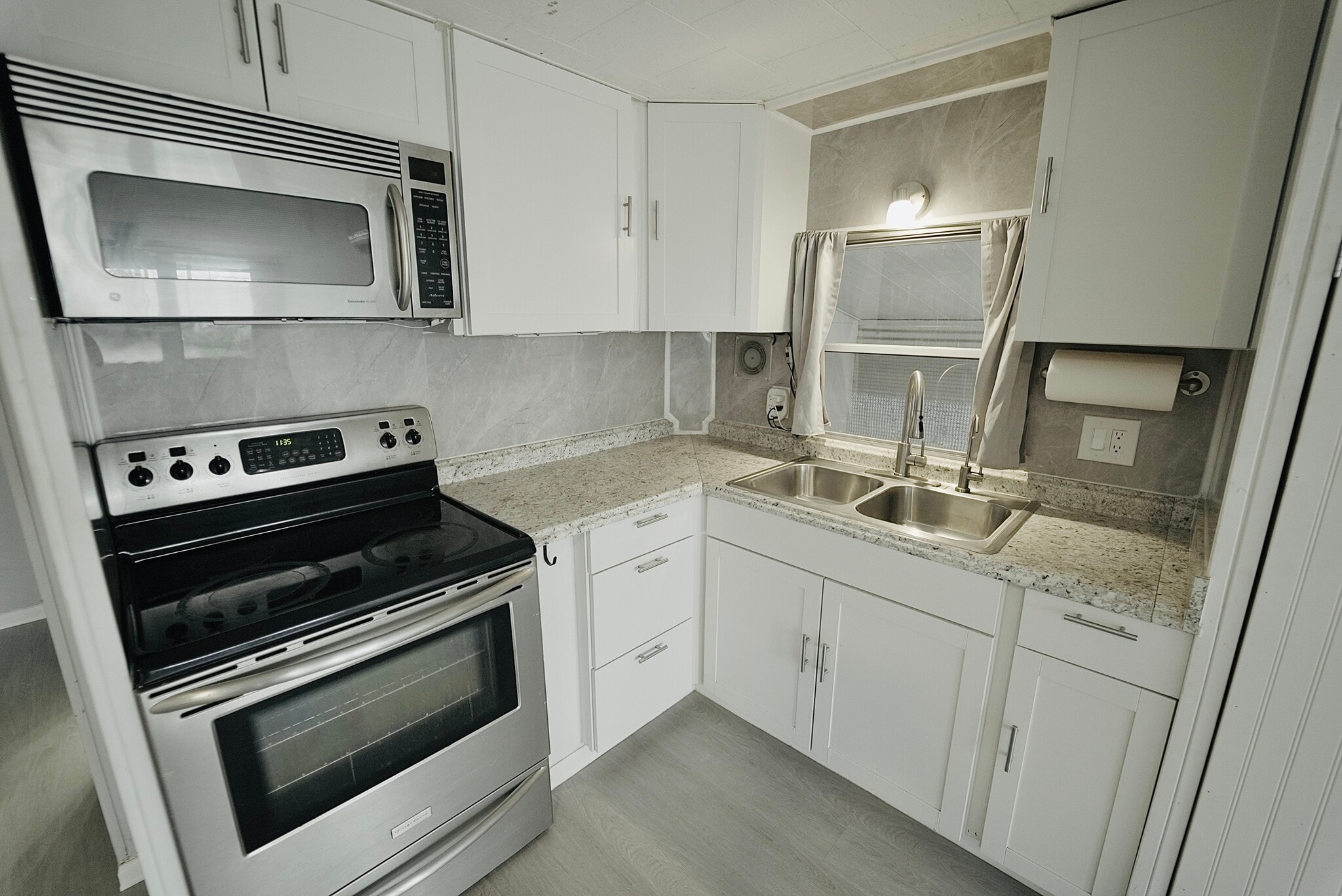 Building Photo - 8520 SW 18th Ct