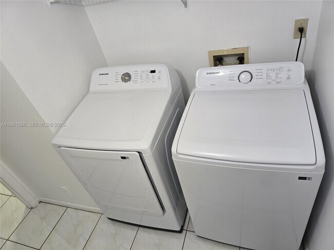 Building Photo - 1102 Green Pine Blvd