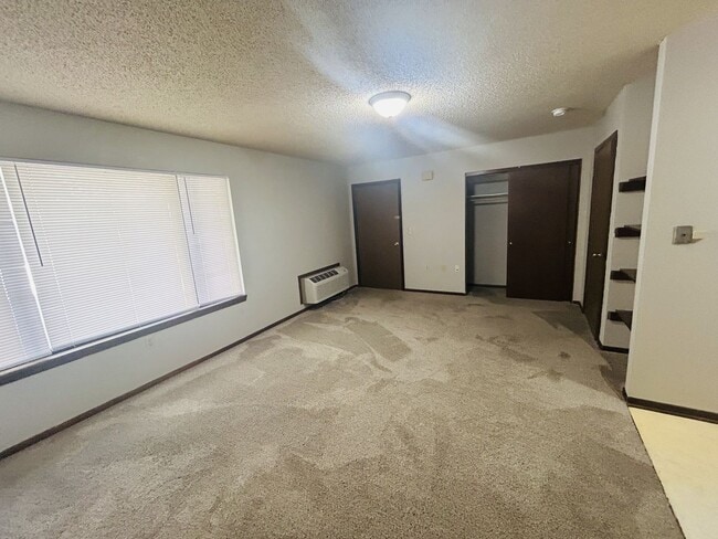 Building Photo - 2619 W 15th St N