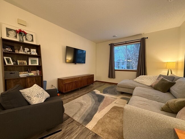 Building Photo - Great 3BR/2BA End Unit Elk River Townhome Available June!