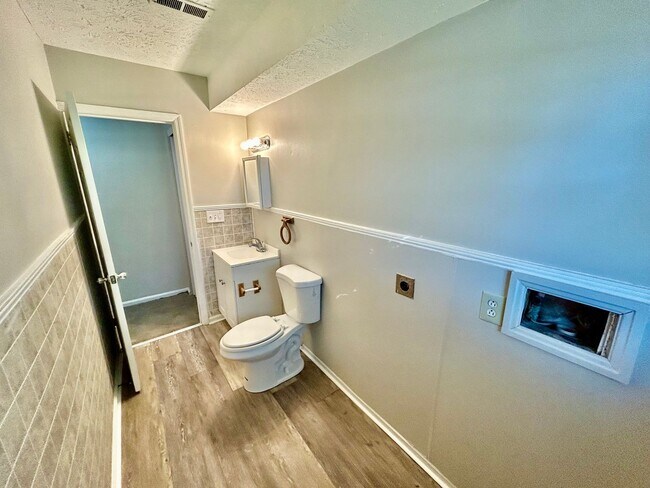 Building Photo - FOH416-418