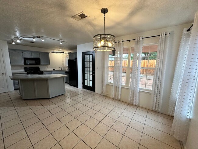 Building Photo - Tons of Character! 3 bed 2.5 bath amazing ...
