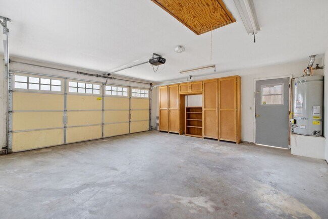 Building Photo - Pet Friendly, Updated NW Visalia Home Avai...