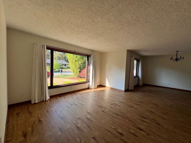 Building Photo - 5005 Eureka Way