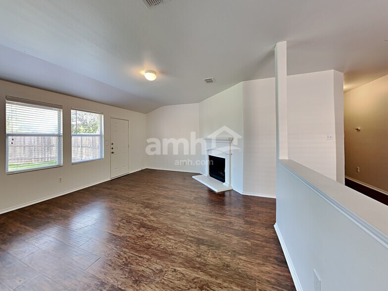 Building Photo - 742 Mission Ln