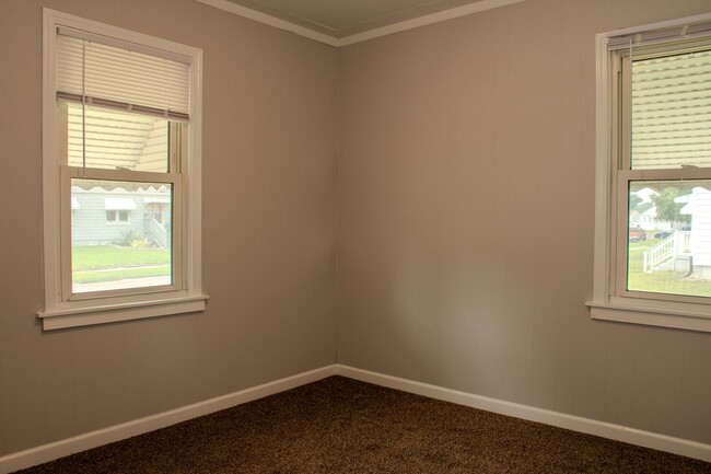 Building Photo - Two bedroom House in East Alton
