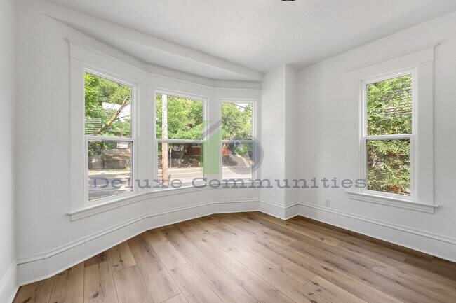 Building Photo - 606 Lafayette Ave NE