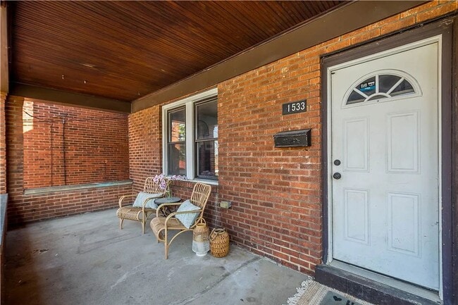 Building Photo - 3 bed 1 bathroom - central air, outdoor sp...