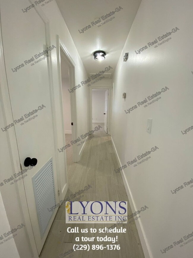 Building Photo - 1028 S Gordon Ave
