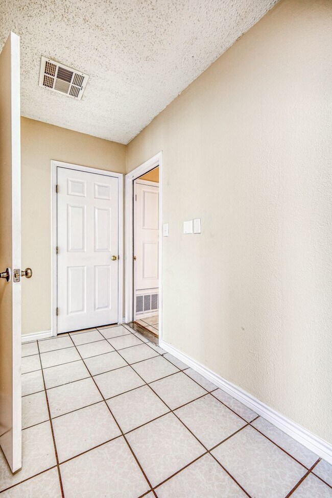 Building Photo - 3 Bed 2 bathrooms house 79936