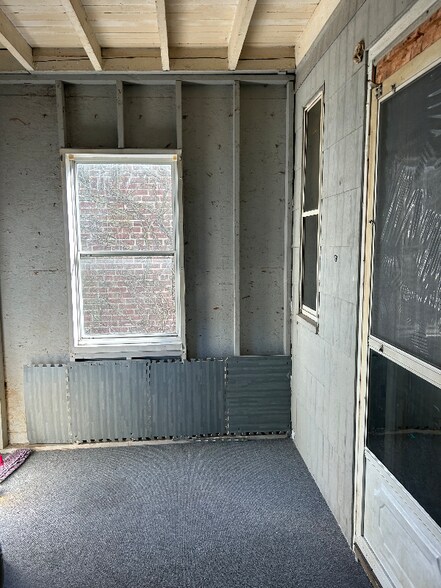 Building Photo - 29 Maple Ave