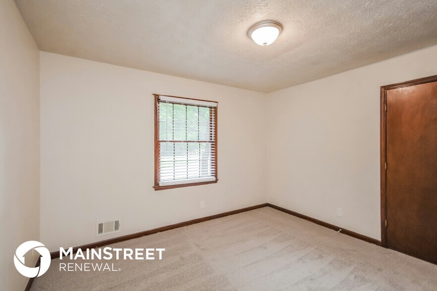 Building Photo - 2245 Pinewood Dr