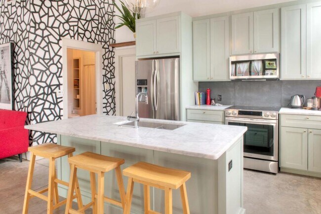 Building Photo - 652 N 3rd St