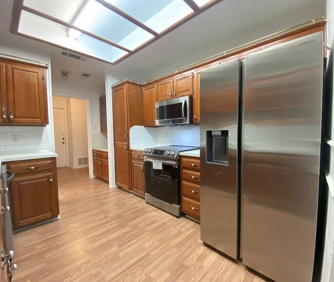 Building Photo - 1303 Falcon Trl