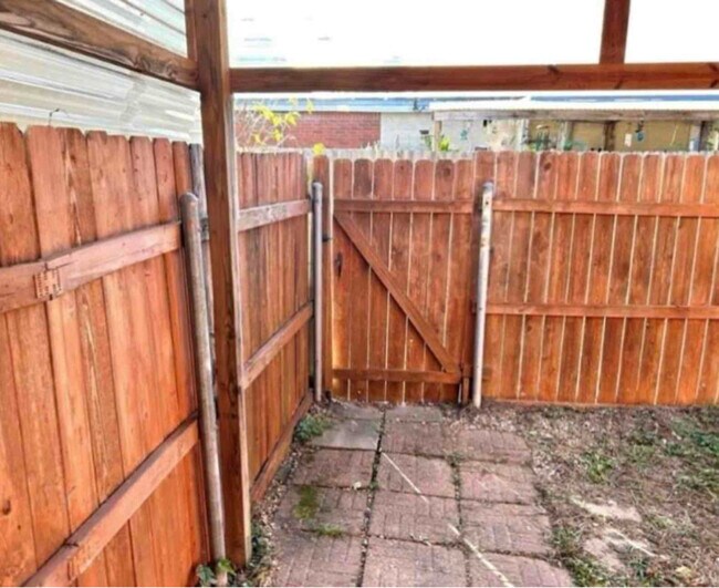 Building Photo - 2315 Loreco St