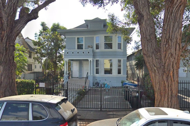 Primary Photo - 1210 W 37th Pl