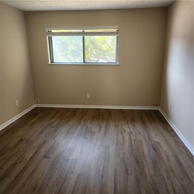 Building Photo - 293 Country Club Dr