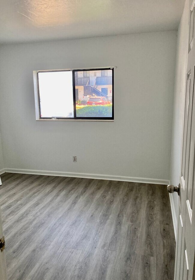 Building Photo - Centrally Located Condo
