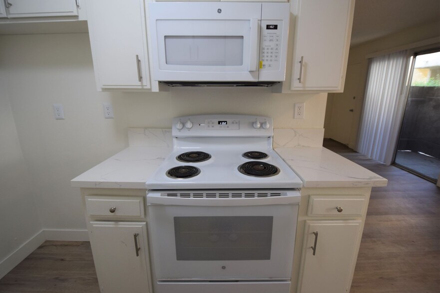 Building Photo - 6115 Whitsett Ave