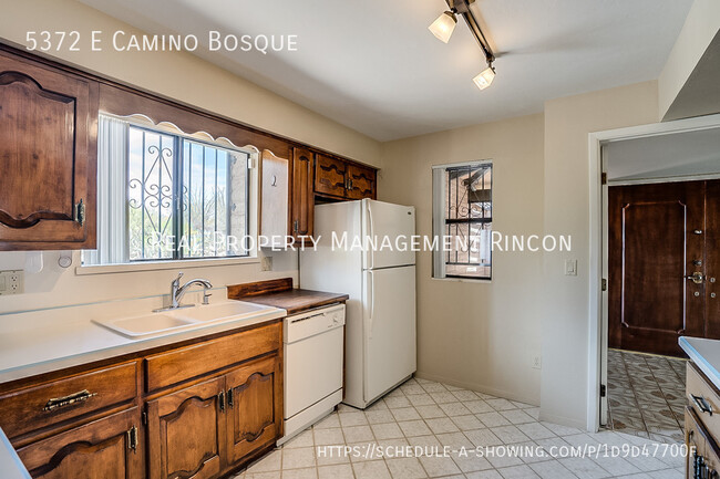 Building Photo - Location! Quintessential Tucson Classic is...