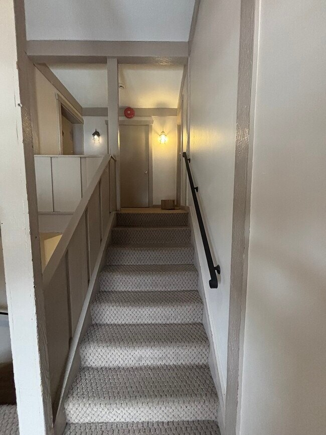 Building Photo - Beautifully maintained 3BR, 2BA Condominium