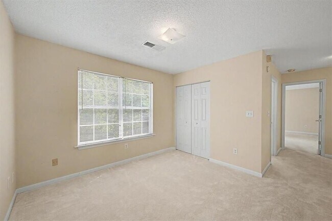 Building Photo - 2025 Baramore Oaks Dr